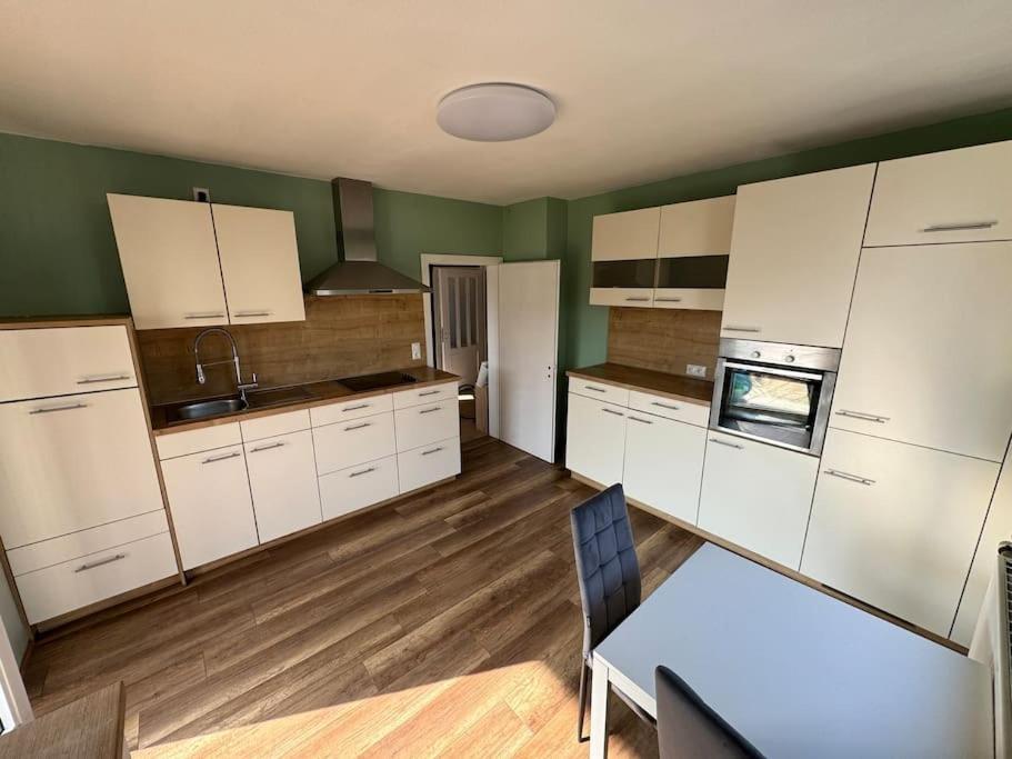 Ferienwohnung-viel Platz-grosser Eingezaeunter Garten-vollausgestattete Kueche-wallbox Kuenzell