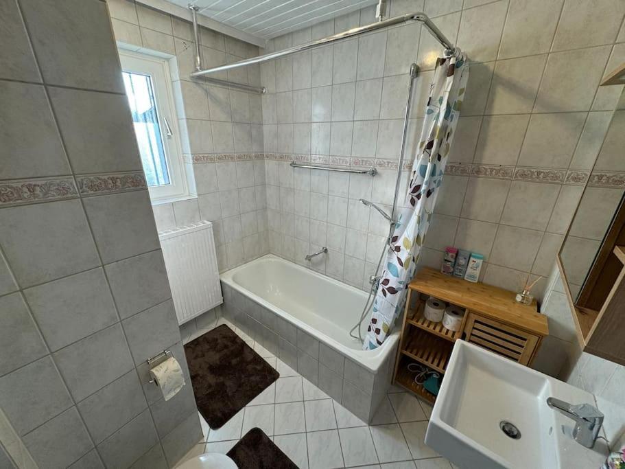 Ferienwohnung-viel Platz-grosser Eingezaeunter Garten-vollausgestattete Kueche-wallbox * Kuenzell