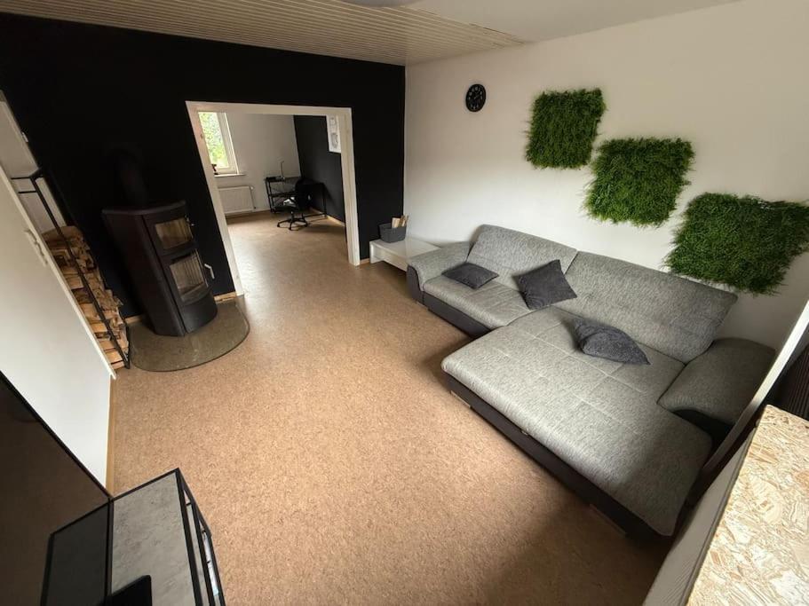 Ferienwohnung-viel Platz-grosser Eingezaeunter Garten-vollausgestattete Kueche-wallbox Apartment *